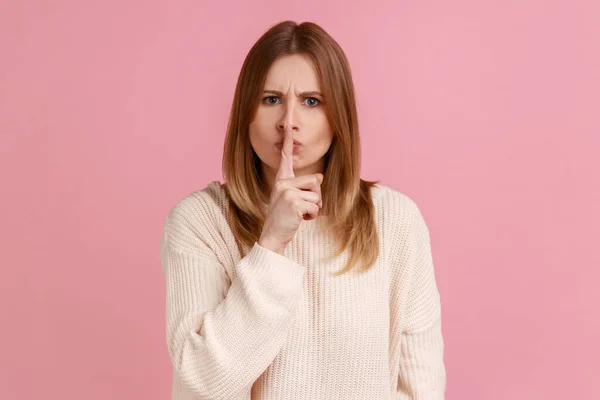 Retrato Una Mujer Rubia Con Dedo Los Labios Haciendo Gesto —  Fotos de Stock