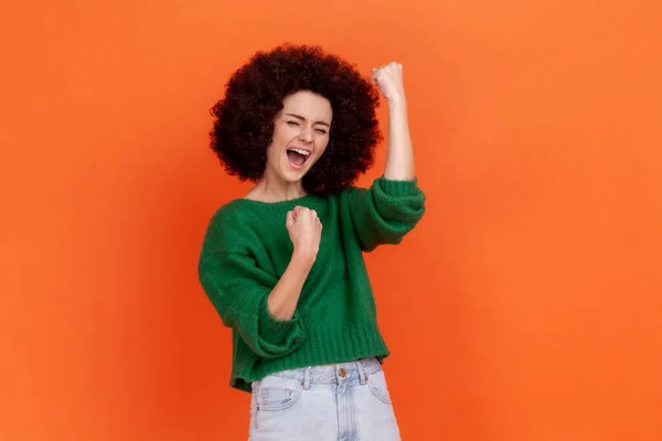 Porträt Einer Glücklichen Aufgeregten Frau Mit Afro Frisur Die Einen — Stockfoto