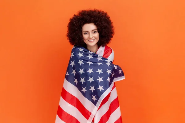 Afro Saçlı Yeşil Günlük Süveter Giyen Amerikan Bayrağına Sarılmış Olumlu — Stok fotoğraf