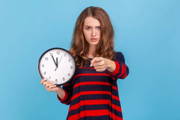 Porträt Einer Ernsten Herrischen Frau Gestreiften Lässigen Pullover Die Mit — Stockfoto