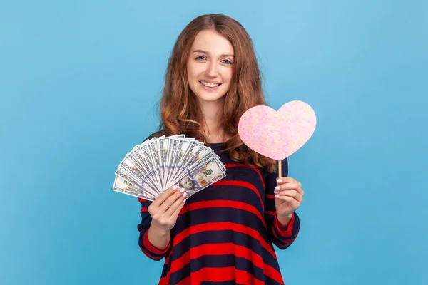 스타일의 스웨터를 지폐의 막대에 하트를 사랑을 표현하는 스튜디오는 배경에 고립된 — 스톡 사진