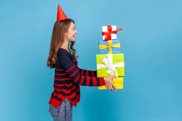 Vista Laterale Felice Donna Positiva Che Indossa Maglione Righe Cono — Foto Stock