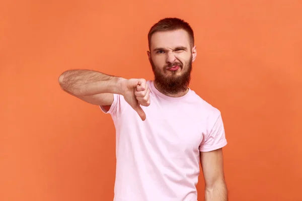 Retrato Del Hombre Criticando Mala Calidad Con Los Pulgares Hacia — Foto de Stock