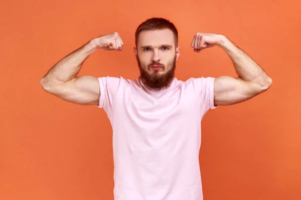 Retrato Homem Barbudo Forte Demonstrando Poder Suas Mãos Mostrando Bíceps — Fotografia de Stock