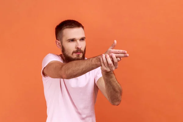 Vue Latérale Homme Barbu Courageux Sérieux Tenant Les Doigts Prétendant — Photo