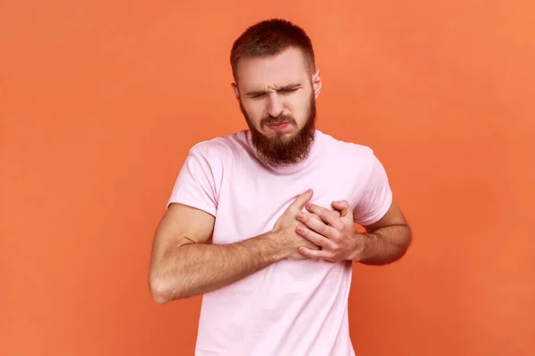 Retrato Del Hombre Barbudo Asustado Cerrando Los Ojos Tocando Pecho —  Fotos de Stock