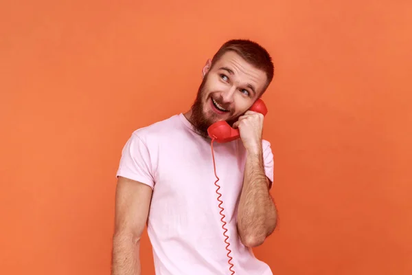 Sabit Telefondan Konuşan Sakallı Bir Adamın Portresi Elinde Telefonla Rüya — Stok fotoğraf
