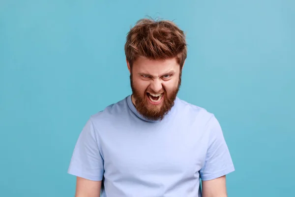 Портрет Бородатого Розлюченого Божевільного Чоловіка Стоїть Кричить Гнівом Виражаючи Агресію — стокове фото
