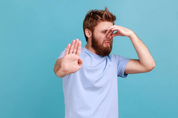 Portret Van Een Knappe Man Met Een Baard Die Staat — Stockfoto