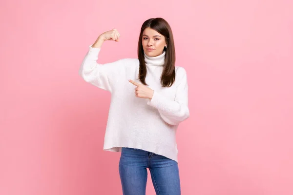Chica Adulta Joven Levantando Mano Mostrando Bíceps Mirando Cámara Con — Foto de Stock
