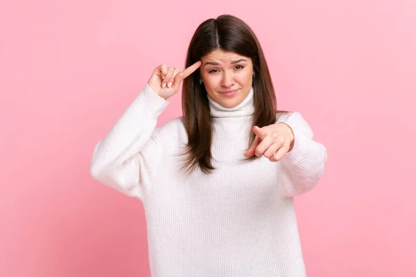 Portret Van Een Mooie Vrouw Met Een Vinger Buurt Van — Stockfoto