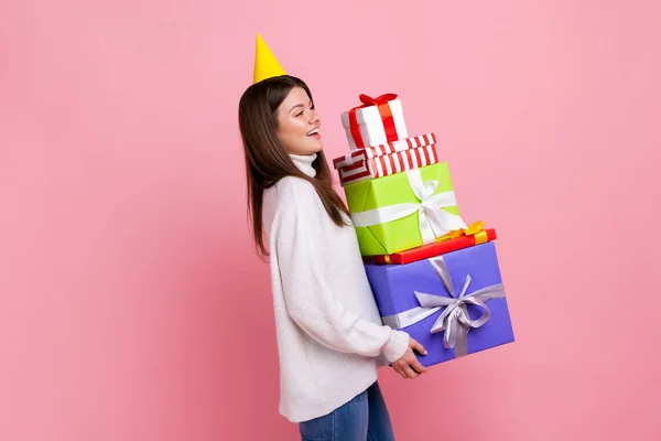 Seitenansicht Porträt Einer Glücklichen Frau Partykegel Mit Vielen Geschenkboxen Den — Stockfoto