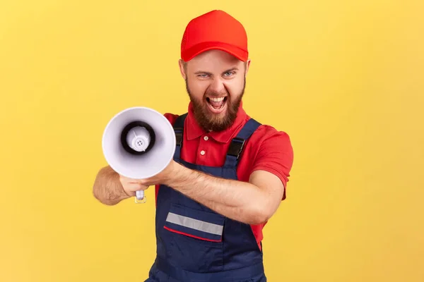 Retrato Homem Trabalhador Louco Animado Vestindo Uniforme Azul Tampa Vermelha — Fotografia de Stock