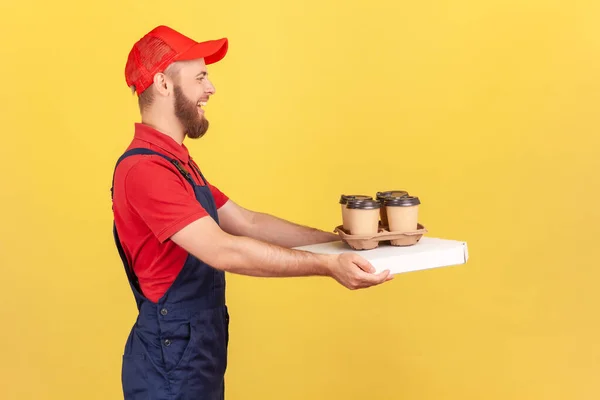 Zijaanzicht Portret Van Opgetogen Bezorger Blauw Uniform Met Pizzadoos Koffie — Stockfoto