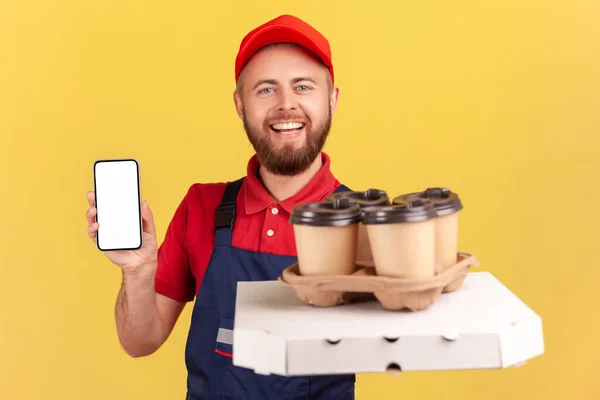 Portret Usatysfakcjonowanego Uśmiechniętego Kuriera Stojącego Pudełkiem Pizzy Kawą Jednorazowej Filiżance — Zdjęcie stockowe