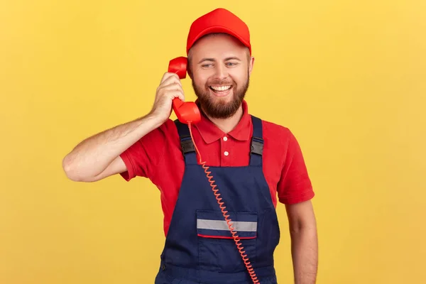 Retrato Trabajador Amable Sonriente Mono Azul Hablando Rojo Teléfono Retro —  Fotos de Stock