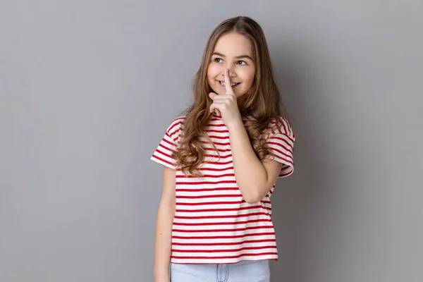 Portrait Une Adorable Petite Fille Portant Shirt Rayé Debout Montrant — Photo