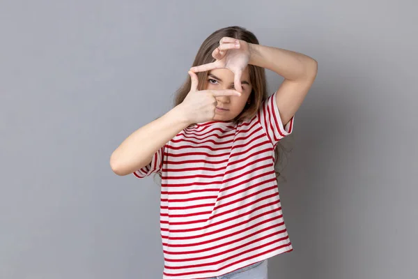 Πορτρέτο Του Μικρού Κοριτσιού Φορώντας Ριγέ Shirt Κοιτάζοντας Μέσα Από — Φωτογραφία Αρχείου