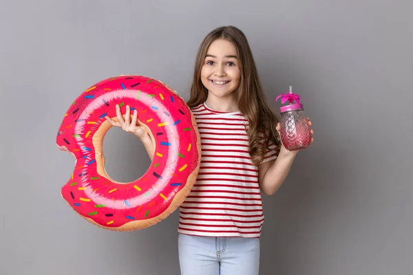 Retrato Uma Menina Sorrindo Positiva Vestindo Camiseta Listrada Desfrutando Suas — Fotografia de Stock