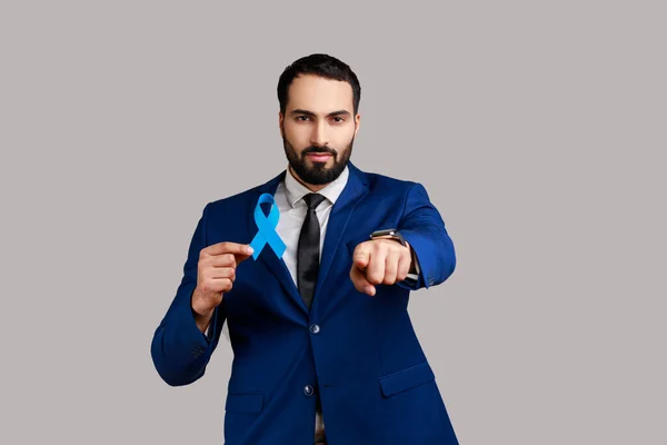 Vážně Sebevědomý Vousatý Muž Držící Modrou Stuhu Symbol Vědomí Rakoviny — Stock fotografie