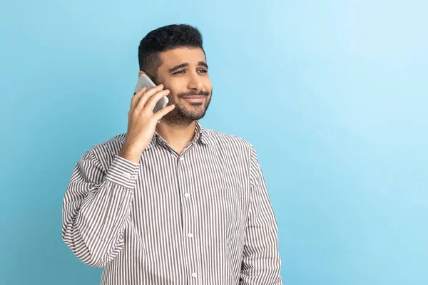 Gülümseyen Adamı Akıllı Telefondan Konuşuyor Arama Yapıyor Çizgili Tişört Giyip — Stok fotoğraf