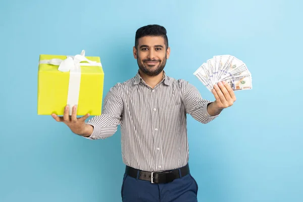 Retrato Empresario Feliz Sosteniendo Caja Regalo Envuelta Gran Fan Billetes — Foto de Stock