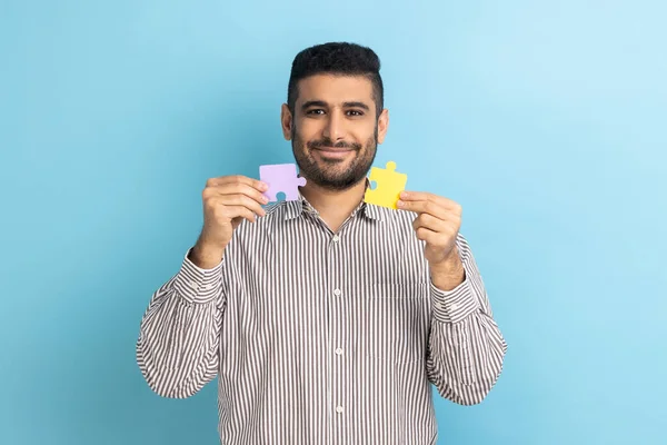 Porträt Eines Bärtigen Geschäftsmannes Der Gelbe Und Lila Puzzleteile Der — Stockfoto