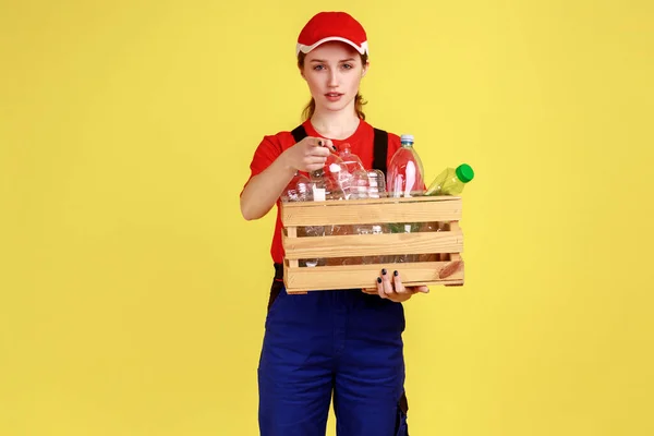Retrato Mulher Trabalhadora Séria Com Caixa Garrafas Plástico Vazias Apontando — Fotografia de Stock