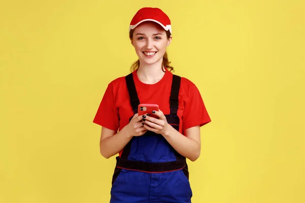 Retrato Mulher Trabalhador Sorrindo Usando Telefone Celular Para Apoio Online — Fotografia de Stock