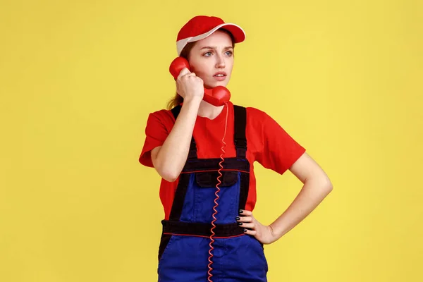 Mulher Trabalhador Espantado Falando Telefone Retro Vermelho Com Clientes Olhando — Fotografia de Stock