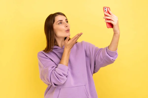 Mulher Feliz Impressionante Enviando Beijos Olhando Sedutoramente Tomar Selfie Smartphone — Fotografia de Stock
