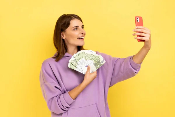 Porträt Einer Lächelnden Frau Mit Dunklen Haaren Die Ein Selfie — Stockfoto