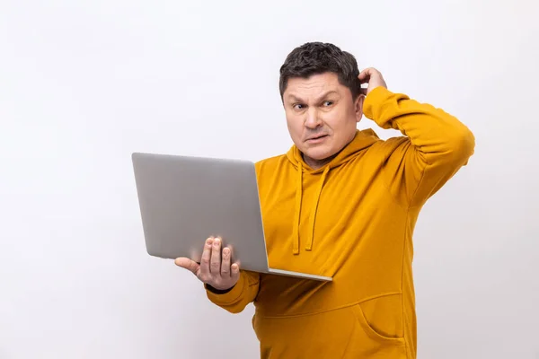 Portret Troskliwego Mężczyzny Zamyślonym Laptopem Pocierającą Głową Myślącego Nowym Projekcie — Zdjęcie stockowe