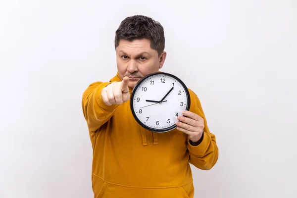 Retrato Hombre Positivo Feliz Sosteniendo Gran Reloj Pared Apuntando Cámara — Foto de Stock