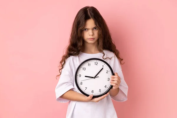 Porträt Eines Kleinen Mädchens Weißen Shirt Das Eine Wanduhr Der — Stockfoto