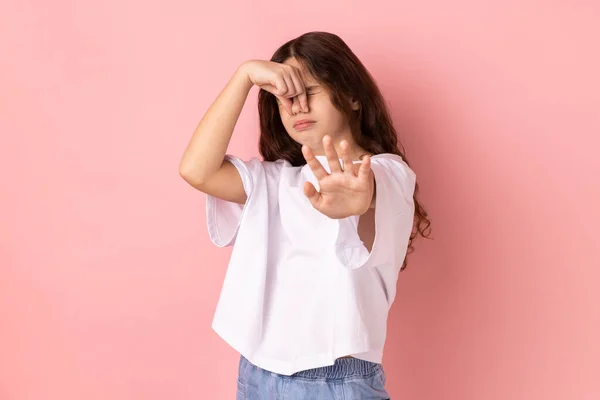 Cheiro Horrível Menina Confusa Vestindo Camiseta Branca Beliscando Nariz Para — Fotografia de Stock