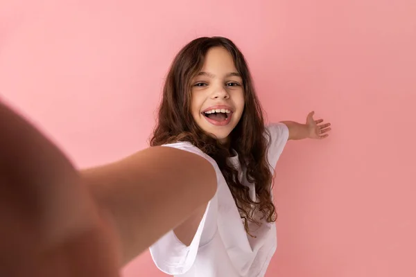 Portrait Petite Fille Portant Shirt Blanc Prenant Selfie Regardant Caméra — Photo