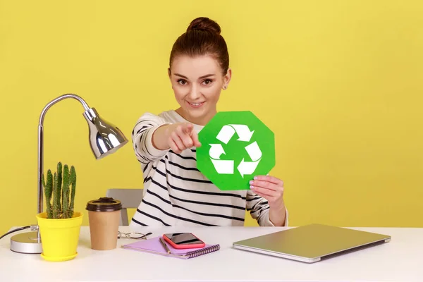 Optimistisch Positive Glückliche Frau Mit Grünem Recycling Schild Der Hand — Stockfoto