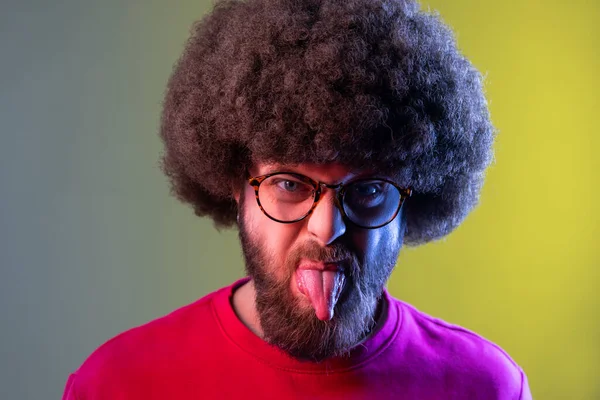 Portrait Homme Hipster Coiffure Afro Montrant Langue Avec Grimace Désobéissante — Photo