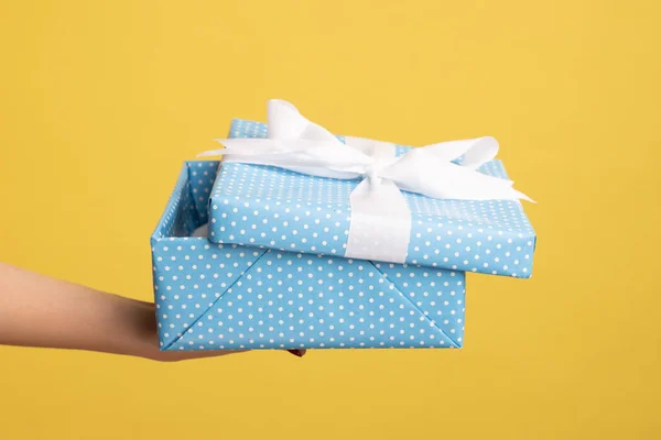 Großaufnahme Von Frauenhänden Die Umwickelte Blaue Geschenkschachtel Mit Streifen Halten — Stockfoto
