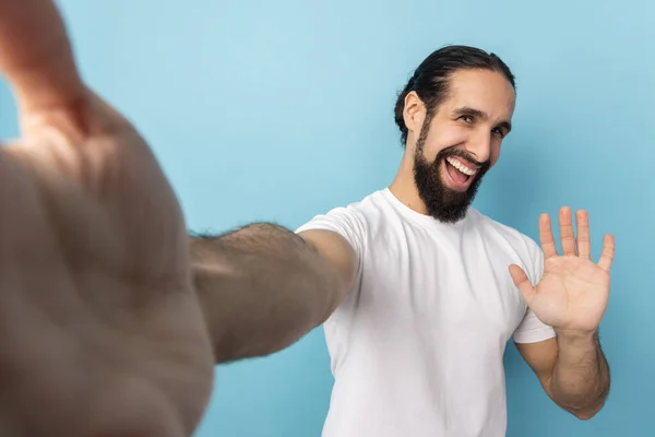 Retrato Homem Positivo Vestindo Camiseta Branca Fazendo Selfie Streaming Acenando — Fotografia de Stock