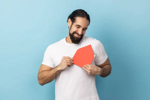 Beyaz Tişört Giyen Gülümseyen Bir Adamın Portresi Kırmızı Bir Zarf — Stok fotoğraf