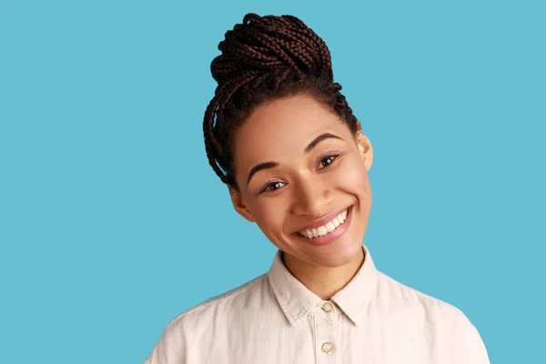 Siyah Rastalı Sevimli Bir Kadının Portresi Hoş Bir Görünüş Mutlu — Stok fotoğraf
