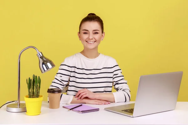 Feliz Empresaria Exitosa Sentada Lugar Trabajo Oficina Mirando Cámara Con — Foto de Stock