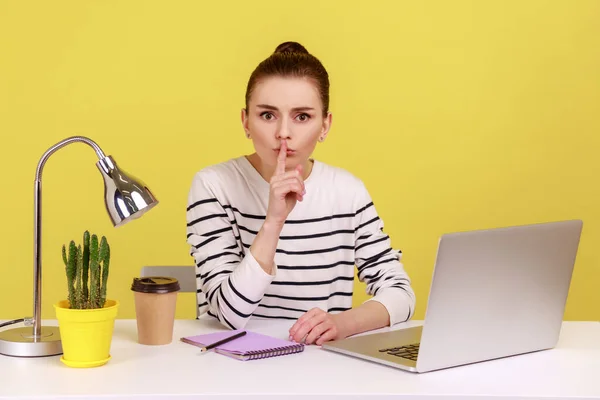 Seid Ruhig Ernste Frau Gestreiftem Hemd Sitzt Arbeitsplatz Und Zeigt — Stockfoto