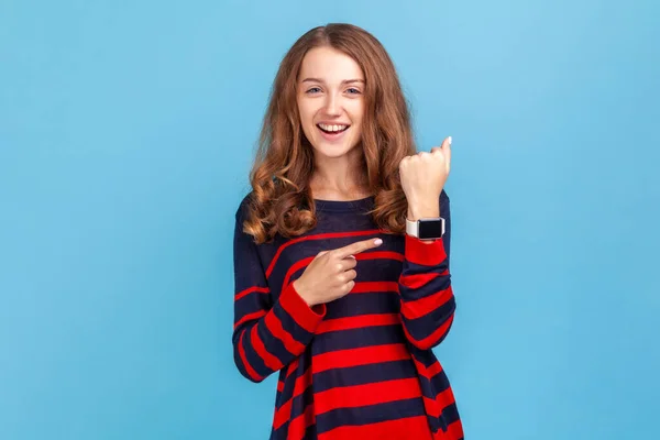 Kijk Naar Klok Geen Haast Portret Van Een Positieve Vrouw — Stockfoto