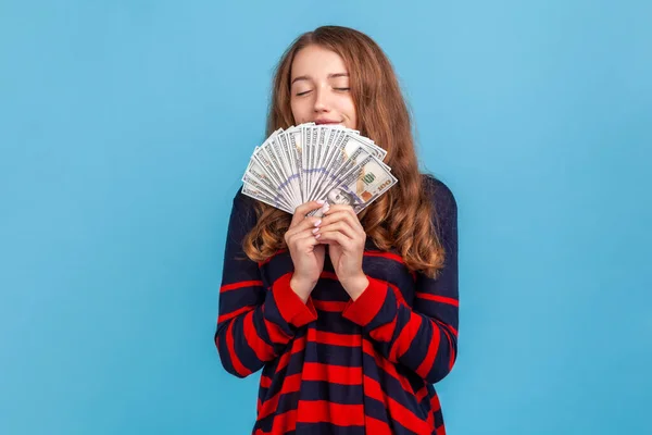 Chamtivá Bohatá Žena Pruhovaném Neformálním Svetru Vonící Vydělal Dolarové Bankovky — Stock fotografie