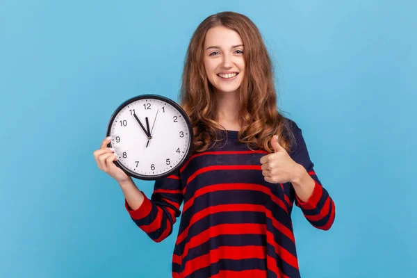 Mujer Adulta Joven Sonriente Con Suéter Rayas Estilo Casual Sosteniendo — Foto de Stock