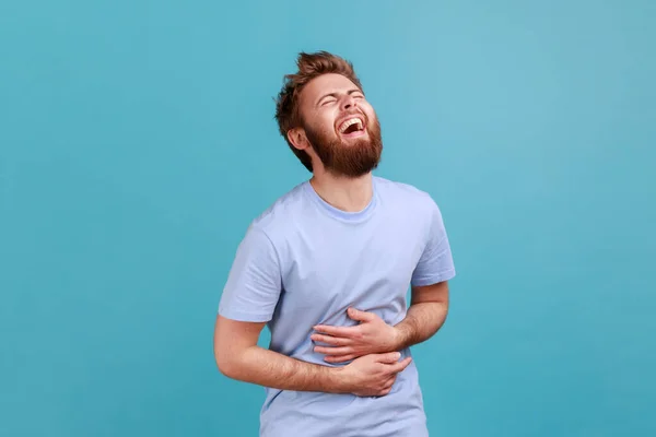 Retrato Hombre Barbudo Alegre Positivo Riéndose Felizmente Algo Mantiene Las — Foto de Stock