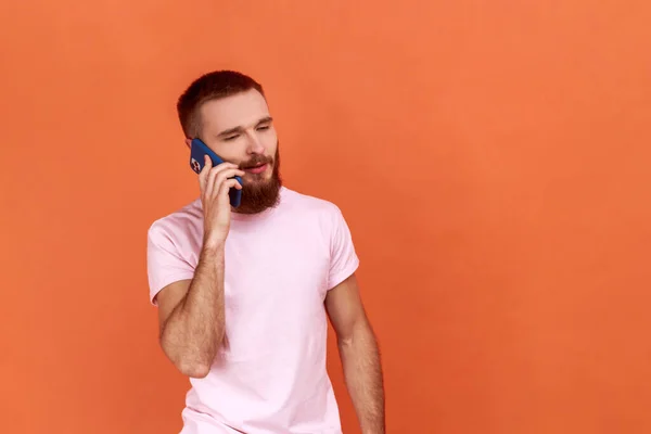 Yakışıklı Pozitif Sakallı Telefonla Konuşan Adamın Portresi Planları Konuşmak Için — Stok fotoğraf
